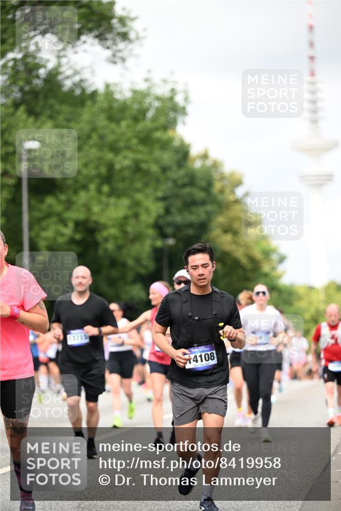 29.06.2025 - hella hamburg halbmarathon Dr. Thomas Lammeyer http://msf.ph/oto/8419958 29.06.2025 10:46:43 Kennedybrücke 1039, 1712, 1752, 2069, 2134, 2974, 3276, 3326, 3568, 4329, 4385, 4541, 4680, 4735, 4736, 4885, 5419, 5432, 5671, 6136, 6153, 6320, 6828, 7022, 7023, 7040, 7043, 7260, 8014, 8712, 9644, 10532, 10623, 10842, 11074, 11075 meine-sportfotos.de