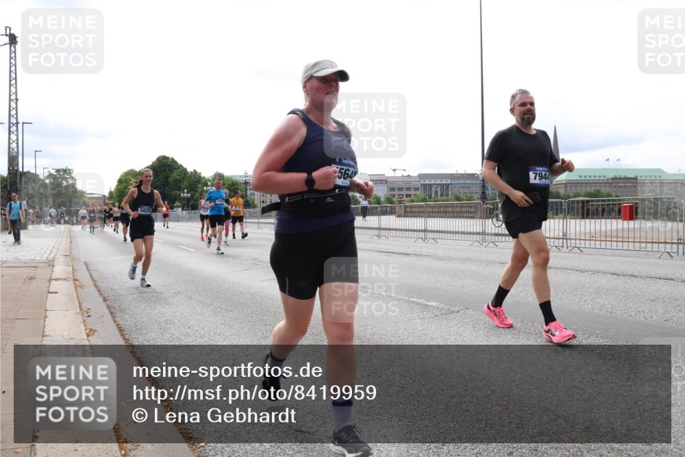 29.06.2025 - hella hamburg halbmarathon Lena Gebhardt http://msf.ph/oto/8419959 29.06.2025 10:27:29 Lombardsbrücke 5825, 18090, 564, 7944, 1530, 2080, 2306, 2775, 3389, 4358, 4372, 5285, 5495, 5707, 5825, 6214, 6259, 6637, 7234, 7314, 7764, 7944, 7978, 8056, 8085, 8281, 9349, 9688, 10077, 10158, 10412, 10413, 11110, 11256, 11766, 12500, 13043, 14020, 14021, 14206, 15108, 15641, 16838, 17049, 17427, 17445, 17791, 18012, 18097, 18301, 18626, 18766, 18976 meine-sportfotos.de