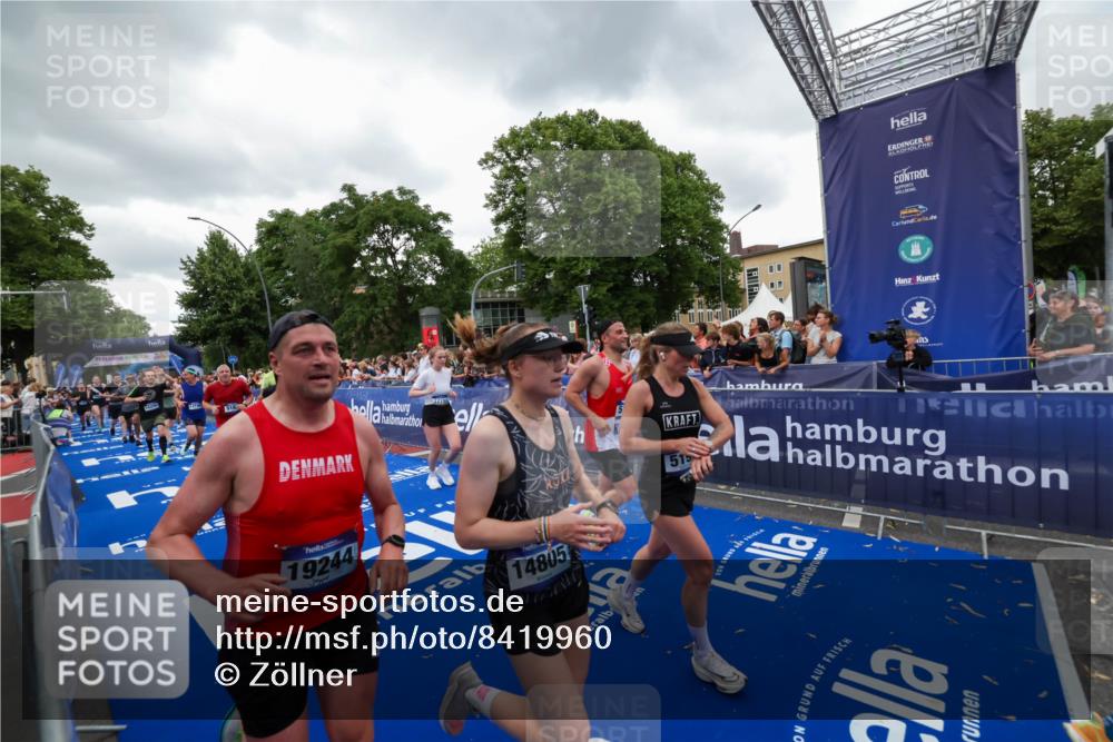 29.06.2025 - hella hamburg halbmarathon Zöllner http://msf.ph/oto/8419960 29.06.2025 10:52:54 Ziel 1257, 1258, 1657, 2099, 2444, 2814, 2910, 4557, 4558, 5077, 5169, 5194, 8139, 8172, 8720, 8955, 9065, 9163, 10724, 10811, 11217, 11992, 14198, 14286, 14805, 17198, 19244 meine-sportfotos.de