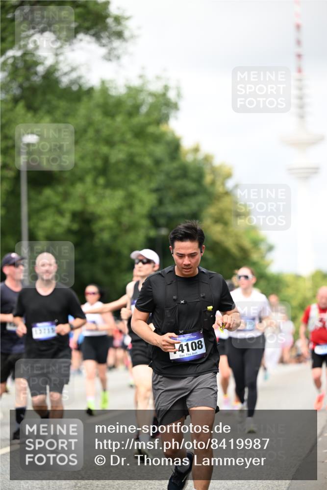 29.06.2025 - hella hamburg halbmarathon Dr. Thomas Lammeyer http://msf.ph/oto/8419987 29.06.2025 10:46:43 Kennedybrücke 1039, 1712, 1752, 2069, 2134, 2974, 3276, 3326, 3568, 4329, 4385, 4541, 4680, 4735, 4736, 4885, 5419, 5432, 5671, 6136, 6153, 6320, 6828, 7022, 7023, 7040, 7043, 7260, 8014, 8712, 9644, 10532, 10623, 10842, 11074, 11075 meine-sportfotos.de