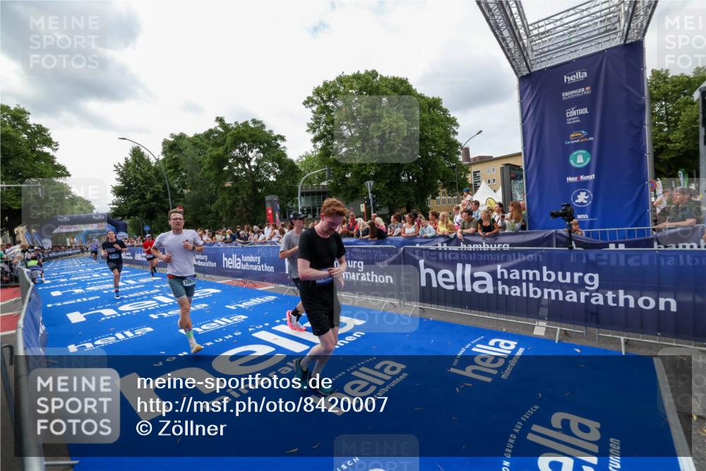 29.06.2025 - hella hamburg halbmarathon Zöllner http://msf.ph/oto/8420007 29.06.2025 10:30:53 Ziel 3379, 7055, 7880, 9381, 9508, 18871 meine-sportfotos.de