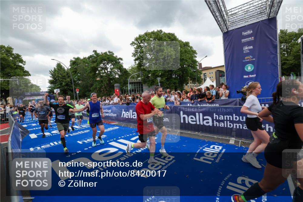 29.06.2025 - hella hamburg halbmarathon Zöllner http://msf.ph/oto/8420017 29.06.2025 10:52:55 Ziel 1257, 1258, 1657, 2099, 2444, 2814, 2910, 4557, 4558, 4770, 5077, 5169, 8139, 8172, 8720, 8955, 9065, 9163, 10724, 10811, 11217, 11992, 14198, 14286, 17198 meine-sportfotos.de