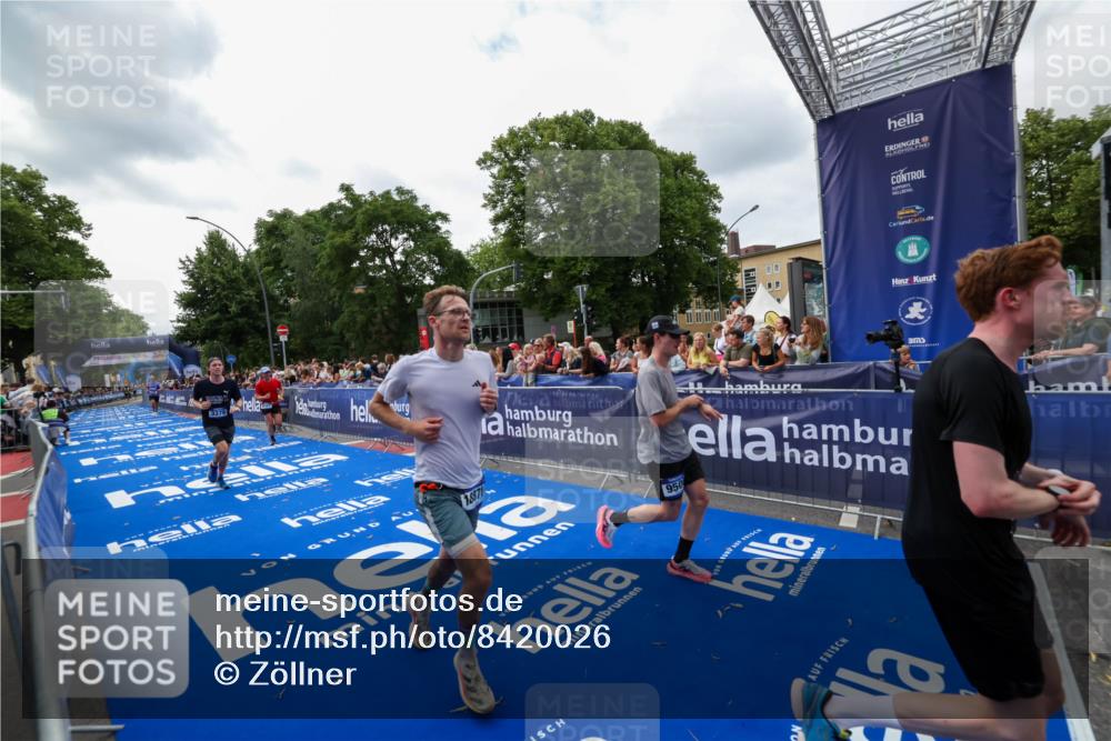 29.06.2025 - hella hamburg halbmarathon Zöllner http://msf.ph/oto/8420026 29.06.2025 10:30:54 Ziel 3379, 7055, 7880, 9381, 9508, 18871 meine-sportfotos.de