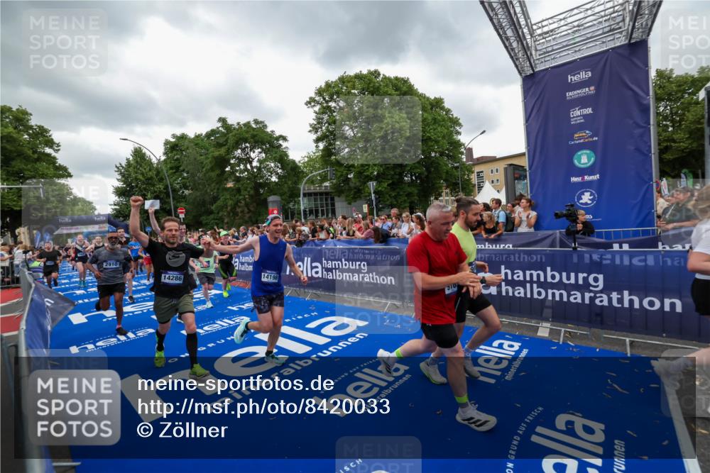 29.06.2025 - hella hamburg halbmarathon Zöllner http://msf.ph/oto/8420033 29.06.2025 10:52:56 Ziel 1257, 1258, 1657, 2099, 2444, 2814, 2910, 4557, 4558, 4770, 5077, 5907, 8139, 8720, 8955, 9065, 9163, 10724, 10811, 11217, 11992, 14198, 14286 meine-sportfotos.de