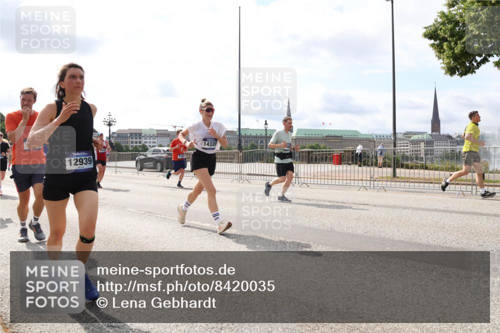 29.06.2025 - hella hamburg halbmarathon Lena Gebhardt http://msf.ph/oto/8420035 29.06.2025 10:18:18 Lombardsbrücke 12939, 482, 473, 14320, 1159, 1160, 1234, 1268, 1325, 1554, 1622, 1641, 1820, 1982, 2087, 2147, 2335, 2634, 2703, 2931, 3125, 3202, 3321, 3482, 3977, 4123, 4383, 4710, 4738, 4804, 5004, 5290, 5909, 6270, 6332, 6533, 7094, 7160, 7454, 7641, 7649, 7838, 7882, 7883, 8067, 8128, 8248, 8341, 8607, 8799, 9222, 9539, 9586, 9658, 9717, 9734, 9748, 9834, 9844, 9964, 10172, 10174, 10332, 10509, 10659, 10687, 10908, 12498, 12541, 12548, 12552, 12703, 13341 meine-sportfotos.de
