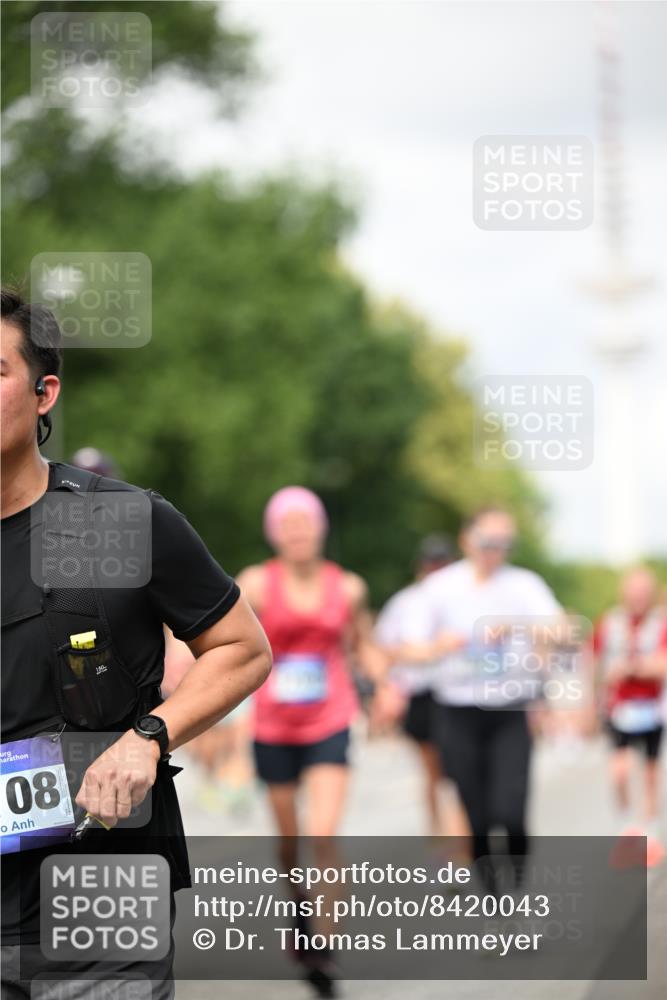 29.06.2025 - hella hamburg halbmarathon Dr. Thomas Lammeyer http://msf.ph/oto/8420043 29.06.2025 10:46:45 Kennedybrücke 1039, 1712, 1752, 2069, 2134, 2974, 3276, 3326, 3568, 4385, 4541, 4680, 4735, 4736, 5419, 5432, 5671, 6136, 6153, 6320, 6828, 7022, 7023, 7040, 7043, 7260, 8014, 8712, 9644, 10532, 10623, 10842, 11074, 11075 meine-sportfotos.de