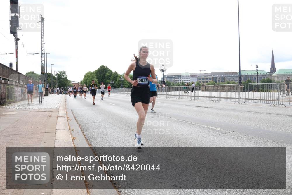 29.06.2025 - hella hamburg halbmarathon Lena Gebhardt http://msf.ph/oto/8420044 29.06.2025 10:27:31 Lombardsbrücke 5825, 1530, 2080, 2306, 2775, 3389, 4358, 4372, 5285, 5495, 5707, 5825, 6214, 6259, 6637, 7234, 7314, 7764, 7944, 7978, 8085, 8281, 9349, 9688, 10077, 10158, 10412, 10413, 11110, 11256, 11766, 12500, 13043, 14020, 14021, 14206, 15108, 15641, 16838, 17049, 17427, 17445, 17791, 18012, 18097, 18301, 18626, 18766, 18976 meine-sportfotos.de