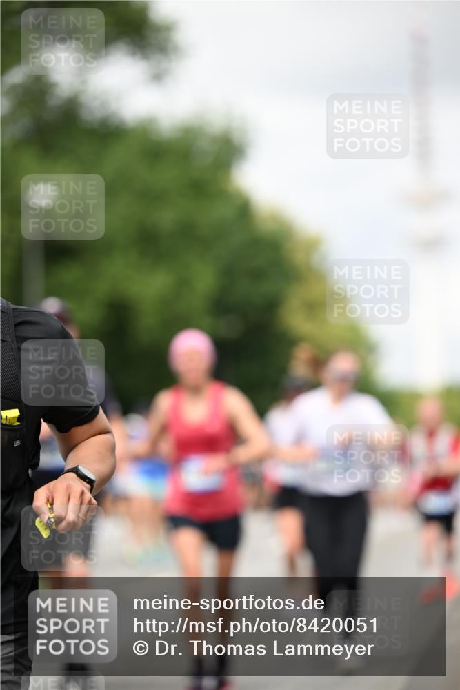 29.06.2025 - hella hamburg halbmarathon Dr. Thomas Lammeyer http://msf.ph/oto/8420051 29.06.2025 10:46:45 Kennedybrücke 1039, 1712, 1752, 2069, 2134, 2974, 3276, 3326, 3568, 4385, 4541, 4680, 4735, 4736, 5419, 5432, 5671, 6136, 6153, 6320, 6828, 7022, 7023, 7040, 7043, 7260, 8014, 8712, 9644, 10532, 10623, 10842, 11074, 11075 meine-sportfotos.de