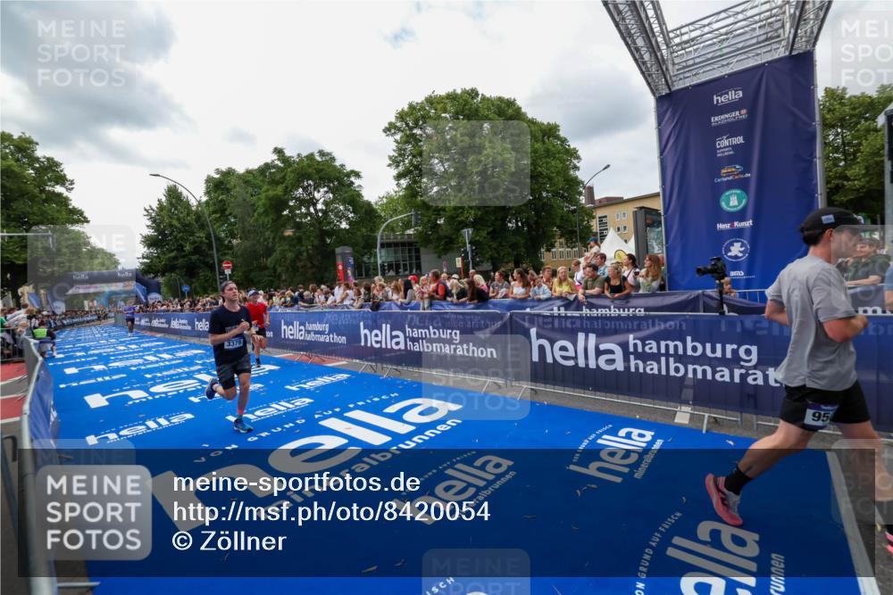 29.06.2025 - hella hamburg halbmarathon Zöllner http://msf.ph/oto/8420054 29.06.2025 10:30:54 Ziel 3379, 7055, 7880, 9381, 9508, 18871 meine-sportfotos.de