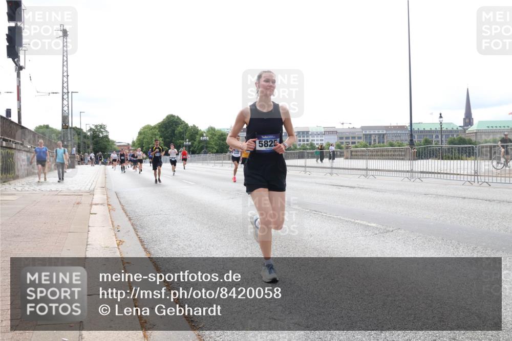 29.06.2025 - hella hamburg halbmarathon Lena Gebhardt http://msf.ph/oto/8420058 29.06.2025 10:27:31 Lombardsbrücke 5825, 1530, 2080, 2306, 2775, 3389, 4358, 4372, 5285, 5495, 5707, 5825, 6214, 6259, 6637, 7234, 7314, 7764, 7944, 7978, 8085, 8281, 9349, 9688, 10077, 10158, 10412, 10413, 11110, 11256, 11766, 12500, 13043, 14020, 14021, 14206, 15108, 15641, 16838, 17049, 17427, 17445, 17791, 18012, 18097, 18301, 18626, 18766, 18976 meine-sportfotos.de