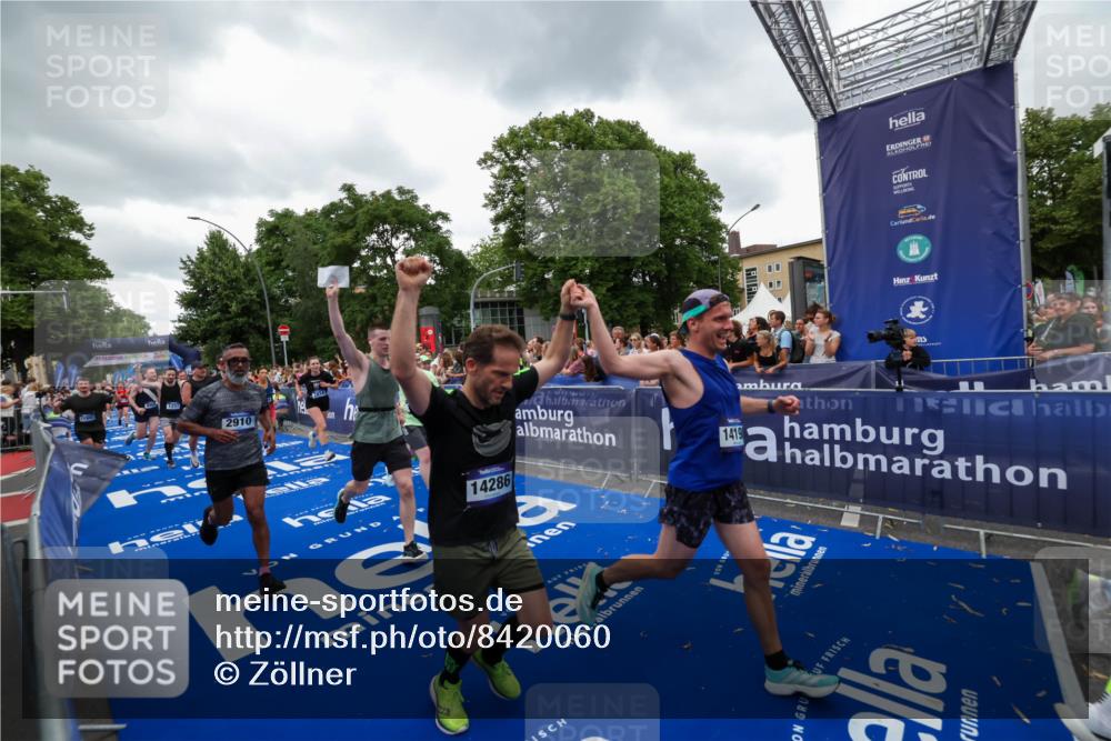 29.06.2025 - hella hamburg halbmarathon Zöllner http://msf.ph/oto/8420060 29.06.2025 10:52:56 Ziel 1257, 1258, 1657, 2099, 2444, 2814, 2910, 4557, 4558, 4770, 5077, 5907, 8139, 8720, 8955, 9065, 9163, 10724, 10811, 11217, 11992, 14198, 14286 meine-sportfotos.de