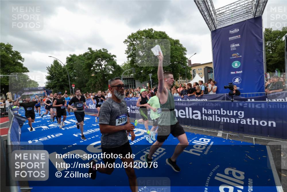 29.06.2025 - hella hamburg halbmarathon Zöllner http://msf.ph/oto/8420076 29.06.2025 10:52:57 Ziel 1257, 1258, 1657, 2099, 2444, 2814, 2910, 4557, 4558, 4770, 5077, 5907, 8139, 8720, 8955, 10724, 10811, 11217, 11992, 14198, 14286, 15430, 18720 meine-sportfotos.de