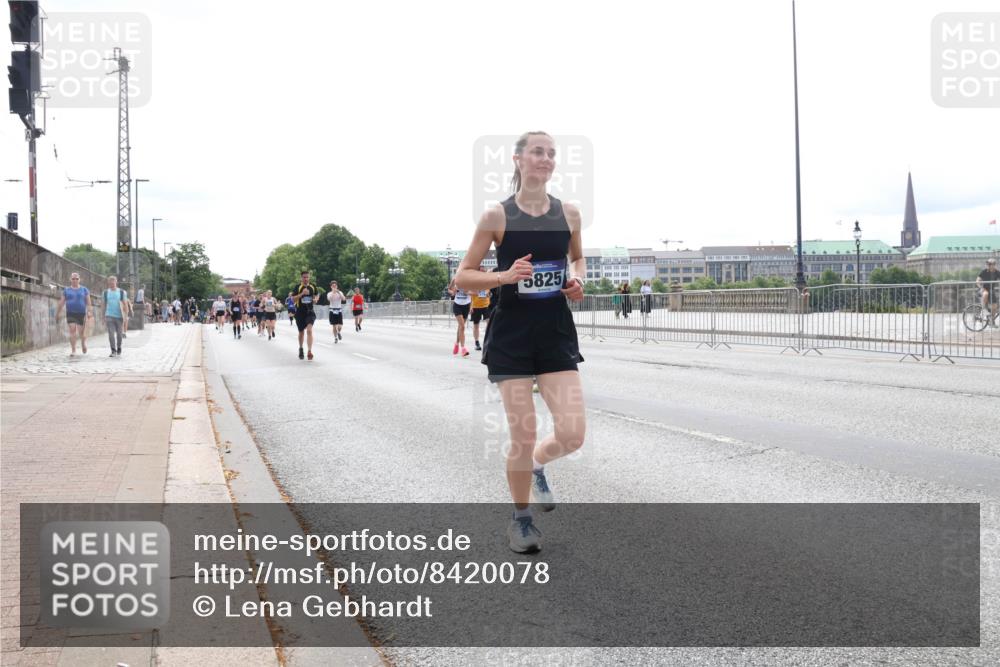29.06.2025 - hella hamburg halbmarathon Lena Gebhardt http://msf.ph/oto/8420078 29.06.2025 10:27:31 Lombardsbrücke 5825, 1530, 2080, 2306, 2775, 3389, 4358, 4372, 5285, 5495, 5707, 5825, 6214, 6259, 6637, 7234, 7314, 7764, 7944, 7978, 8085, 8281, 9349, 9688, 10077, 10158, 10412, 10413, 11110, 11256, 11766, 12500, 13043, 14020, 14021, 14206, 15108, 15641, 16838, 17049, 17427, 17445, 17791, 18012, 18097, 18301, 18626, 18766, 18976 meine-sportfotos.de