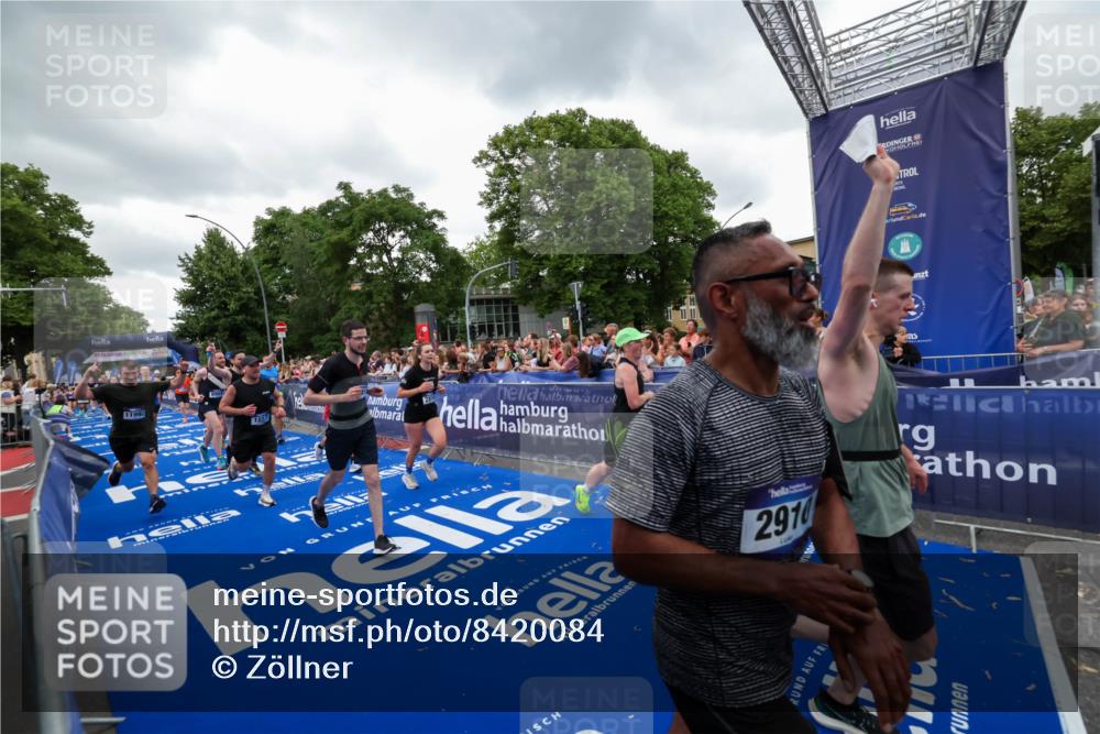 29.06.2025 - hella hamburg halbmarathon Zöllner http://msf.ph/oto/8420084 29.06.2025 10:52:57 Ziel 1257, 1258, 1657, 2099, 2444, 2814, 2910, 4557, 4558, 4770, 5077, 5907, 8139, 8720, 8955, 10724, 10811, 11217, 11992, 14198, 14286, 15430, 18720 meine-sportfotos.de