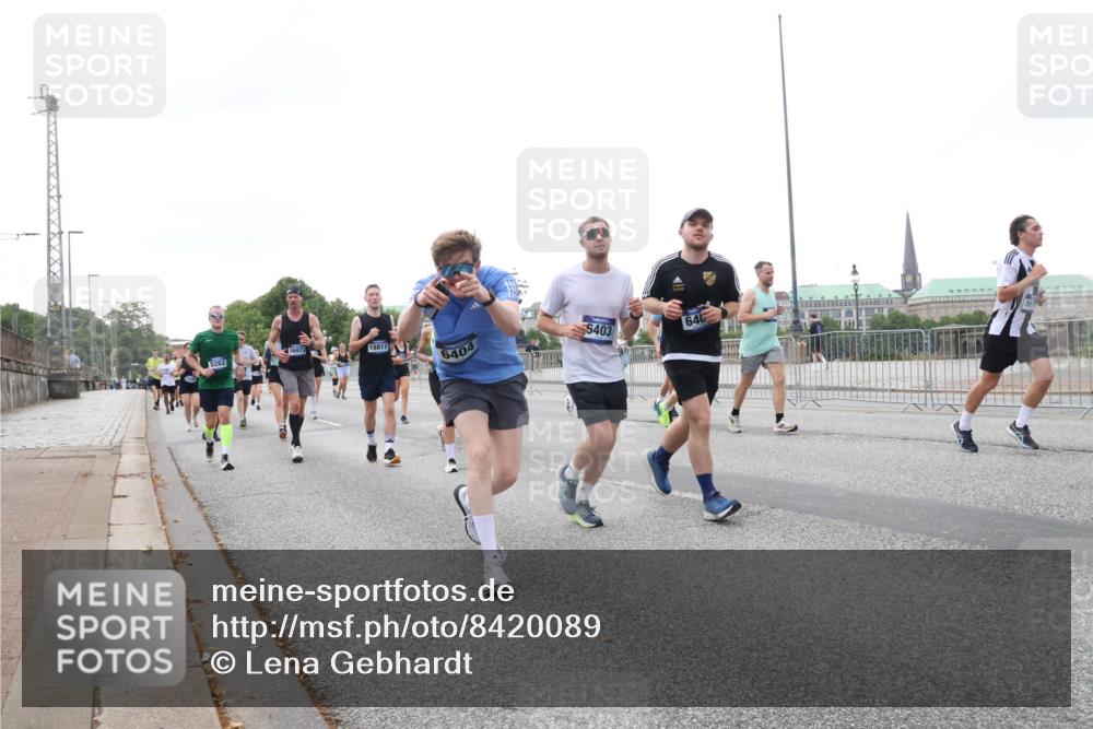 29.06.2025 - hella hamburg halbmarathon Lena Gebhardt http://msf.ph/oto/8420089 29.06.2025 10:52:21 Lombardsbrücke 16973, 18817, 5262, 6404, 5403, 646, 1418, 1826, 1978, 2420, 2528, 2983, 3038, 3140, 3645, 4087, 4273, 4436, 4598, 4606, 4815, 5062, 5262, 5360, 6386, 6403, 6404, 6406, 6456, 6671, 6985, 7511, 7682, 7690, 7691, 7735, 7812, 8194, 8196, 8250, 8251, 8621, 9068, 9070, 9103, 9368, 9460, 9730, 9731, 10080, 10296, 10342, 10392, 10533, 10634, 10673, 10884, 10928, 11084, 11101, 11126, 11127, 11297, 11375, 11736, 11899, 11974, 12546, 12558 meine-sportfotos.de