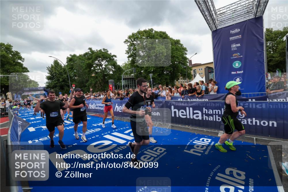29.06.2025 - hella hamburg halbmarathon Zöllner http://msf.ph/oto/8420099 29.06.2025 10:52:58 Ziel 1257, 1258, 1657, 2099, 2444, 2814, 2910, 4557, 4558, 4770, 5077, 5907, 8139, 8720, 8955, 10724, 10811, 11217, 11992, 12519, 14791, 15430, 18720 meine-sportfotos.de