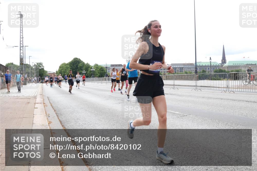 29.06.2025 - hella hamburg halbmarathon Lena Gebhardt http://msf.ph/oto/8420102 29.06.2025 10:27:31 Lombardsbrücke 1530, 2080, 2306, 2775, 3389, 4358, 4372, 5285, 5495, 5707, 5825, 6214, 6259, 6637, 7234, 7314, 7764, 7944, 7978, 8085, 8281, 9349, 9688, 10077, 10158, 10412, 10413, 11110, 11256, 11766, 12500, 13043, 14020, 14021, 14206, 15108, 15641, 16838, 17049, 17427, 17445, 17791, 18012, 18097, 18301, 18626, 18766, 18976 meine-sportfotos.de
