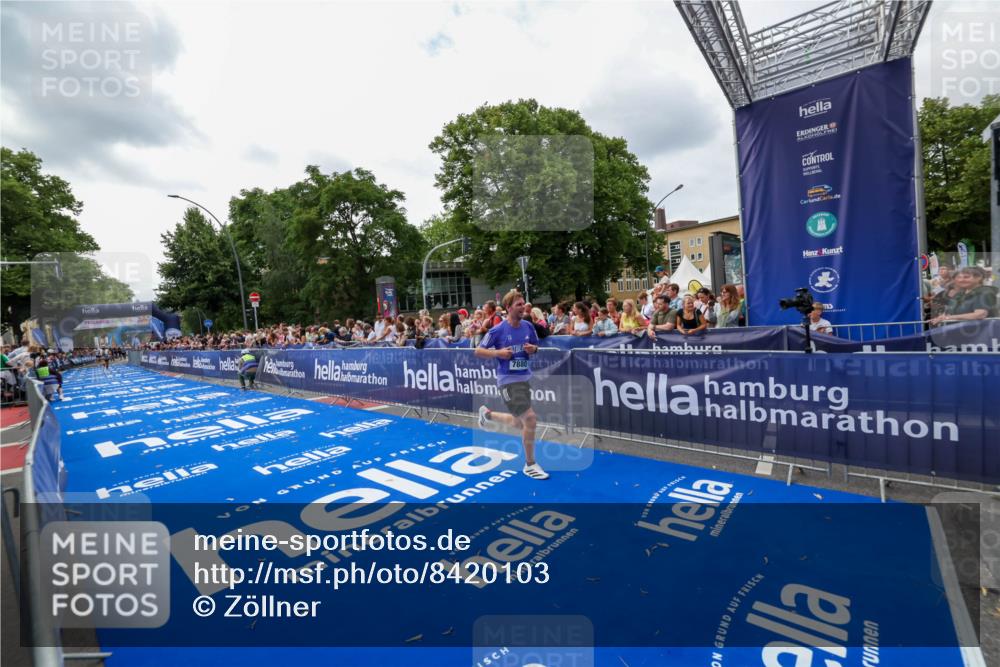 29.06.2025 - hella hamburg halbmarathon Zöllner http://msf.ph/oto/8420103 29.06.2025 10:30:59 Ziel 7880, 16508 meine-sportfotos.de
