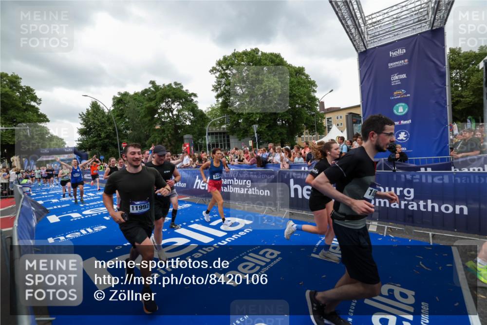 29.06.2025 - hella hamburg halbmarathon Zöllner http://msf.ph/oto/8420106 29.06.2025 10:52:58 Ziel 1257, 1258, 1657, 2099, 2444, 2814, 2910, 4557, 4558, 4770, 5077, 5907, 8139, 8720, 8955, 10724, 10811, 11217, 11992, 12519, 14791, 15430, 18720 meine-sportfotos.de