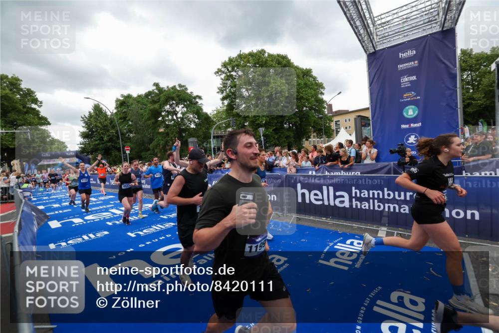 29.06.2025 - hella hamburg halbmarathon Zöllner http://msf.ph/oto/8420111 29.06.2025 10:52:58 Ziel 1257, 1258, 1657, 2099, 2444, 2814, 2910, 4557, 4558, 4770, 5077, 5907, 8139, 8720, 8955, 10724, 10811, 11217, 11992, 12519, 14791, 15430, 18720 meine-sportfotos.de