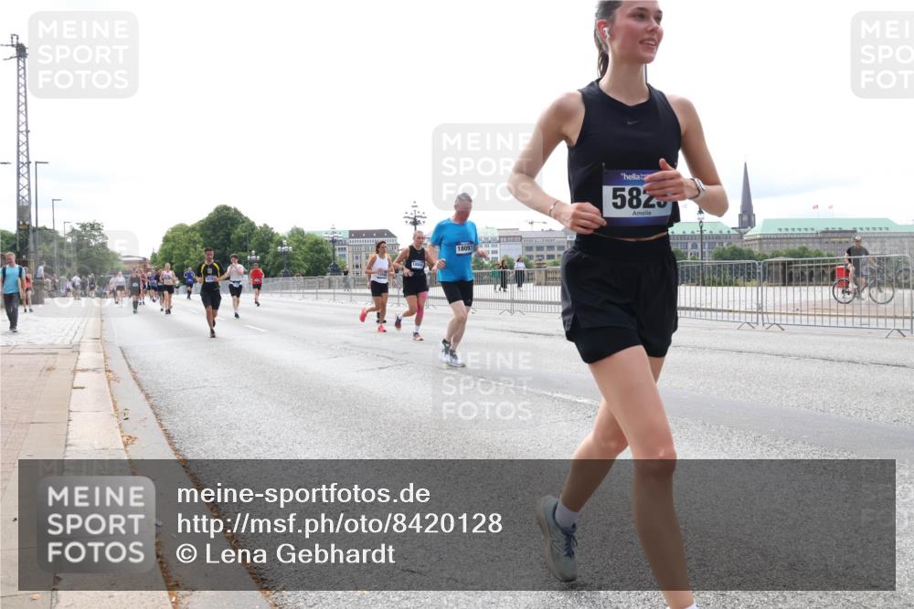29.06.2025 - hella hamburg halbmarathon Lena Gebhardt http://msf.ph/oto/8420128 29.06.2025 10:27:32 Lombardsbrücke 18097, 5825, 1530, 2080, 2306, 2775, 3389, 4372, 5285, 5495, 5707, 5825, 6214, 6259, 7234, 7314, 7764, 7944, 7978, 8085, 8281, 9349, 9688, 10077, 10158, 10412, 10413, 11256, 11766, 12500, 13043, 14020, 14021, 14206, 15108, 15641, 16838, 17049, 17427, 17445, 17791, 18012, 18097, 18301, 18626, 18766, 18976 meine-sportfotos.de
