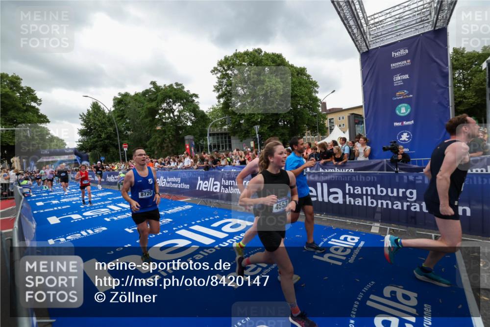 29.06.2025 - hella hamburg halbmarathon Zöllner http://msf.ph/oto/8420147 29.06.2025 10:53:00 Ziel 1257, 1258, 2099, 4557, 4558, 4770, 5907, 7509, 8139, 8720, 8955, 10724, 12367, 12519, 12910, 14791, 15430, 18590, 18720 meine-sportfotos.de