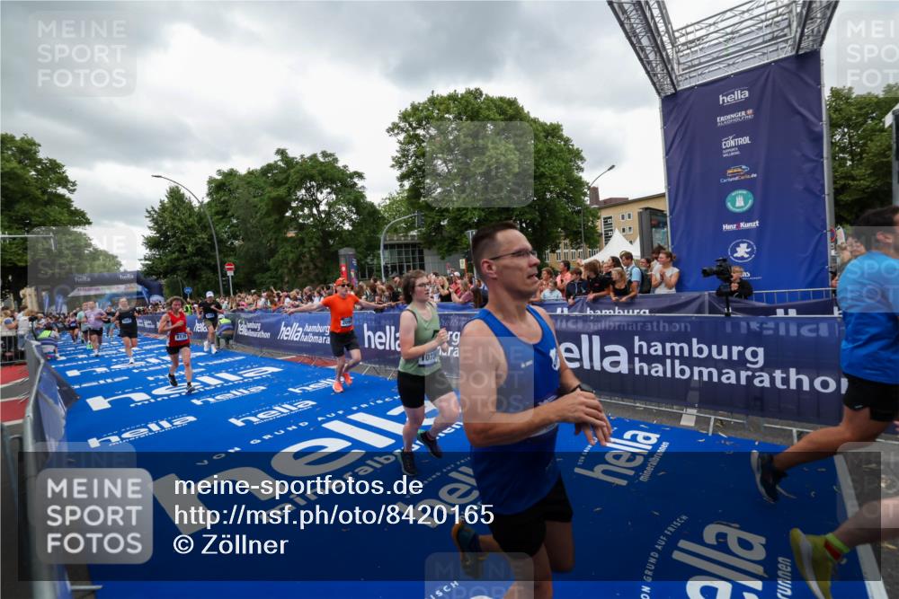29.06.2025 - hella hamburg halbmarathon Zöllner http://msf.ph/oto/8420165 29.06.2025 10:53:01 Ziel 1258, 2099, 3334, 4557, 4558, 4770, 5907, 7509, 8139, 8720, 9093, 10724, 12155, 12367, 12519, 12910, 14791, 15430, 18590, 18720 meine-sportfotos.de