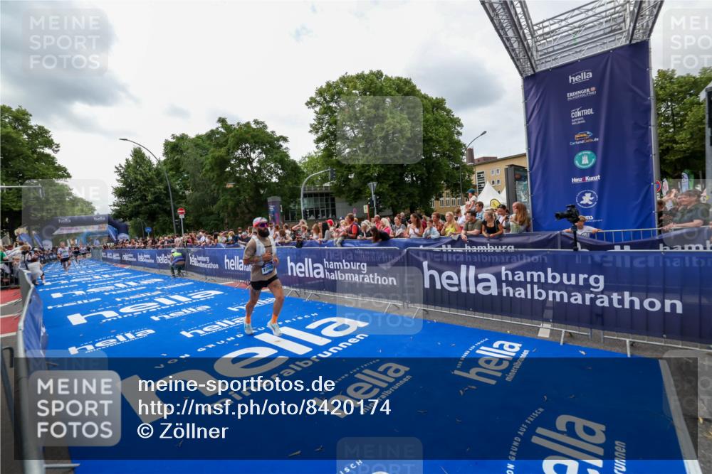 29.06.2025 - hella hamburg halbmarathon Zöllner http://msf.ph/oto/8420174 29.06.2025 10:31:06 Ziel 5826, 10929, 16508 meine-sportfotos.de