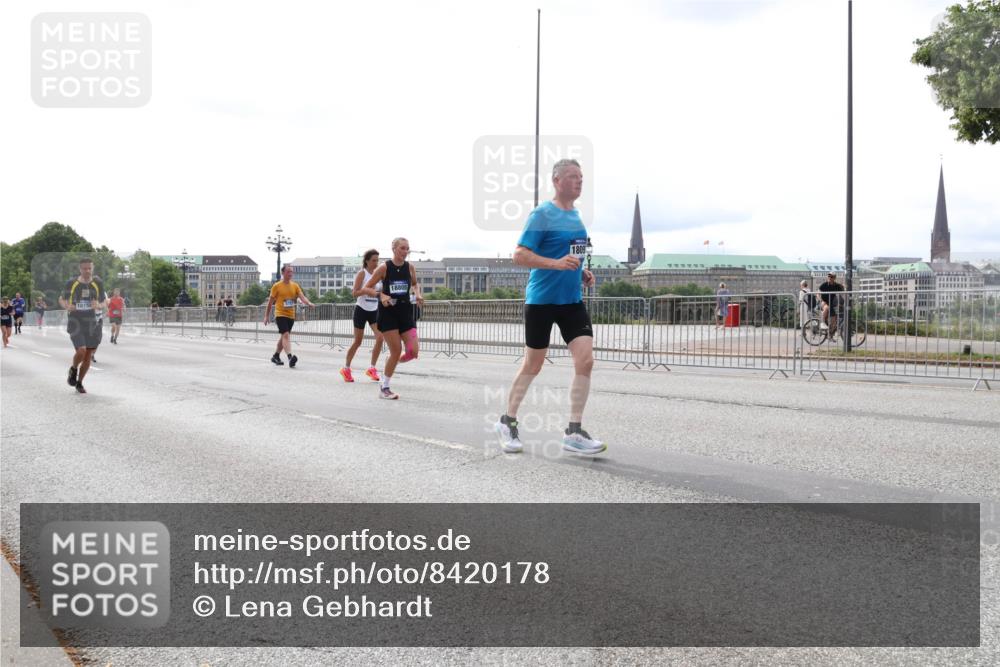 29.06.2025 - hella hamburg halbmarathon Lena Gebhardt http://msf.ph/oto/8420178 29.06.2025 10:27:33 Lombardsbrücke 1015, 18805, 1530, 2080, 2306, 2775, 3389, 4372, 5177, 5285, 5495, 5707, 5825, 6214, 6259, 7234, 7314, 7764, 7944, 7978, 8085, 8281, 9349, 9688, 10077, 10158, 10412, 10413, 11256, 11766, 12500, 13043, 14020, 14021, 14206, 15108, 15641, 16838, 17049, 17427, 17445, 17791, 18012, 18097, 18301, 18626, 18766, 18976 meine-sportfotos.de