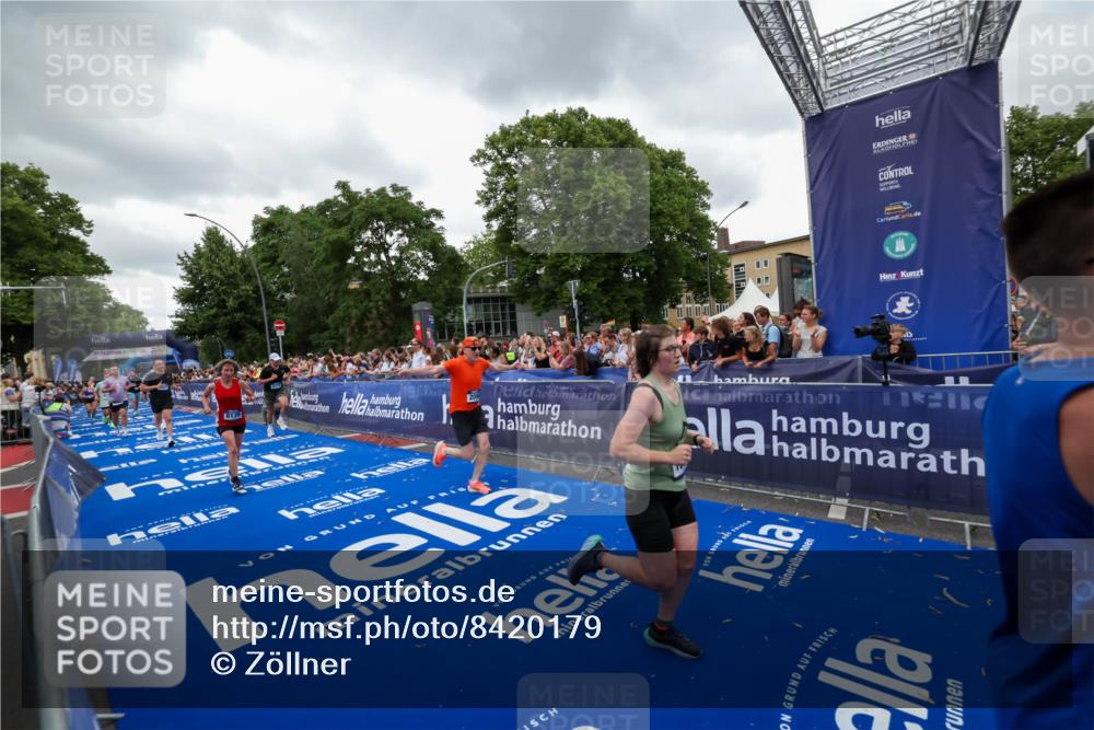29.06.2025 - hella hamburg halbmarathon Zöllner http://msf.ph/oto/8420179 29.06.2025 10:53:01 Ziel 1258, 2099, 3334, 4557, 4558, 4770, 5907, 7509, 8139, 8720, 9093, 10724, 12155, 12367, 12519, 12910, 14791, 15430, 18590, 18720 meine-sportfotos.de