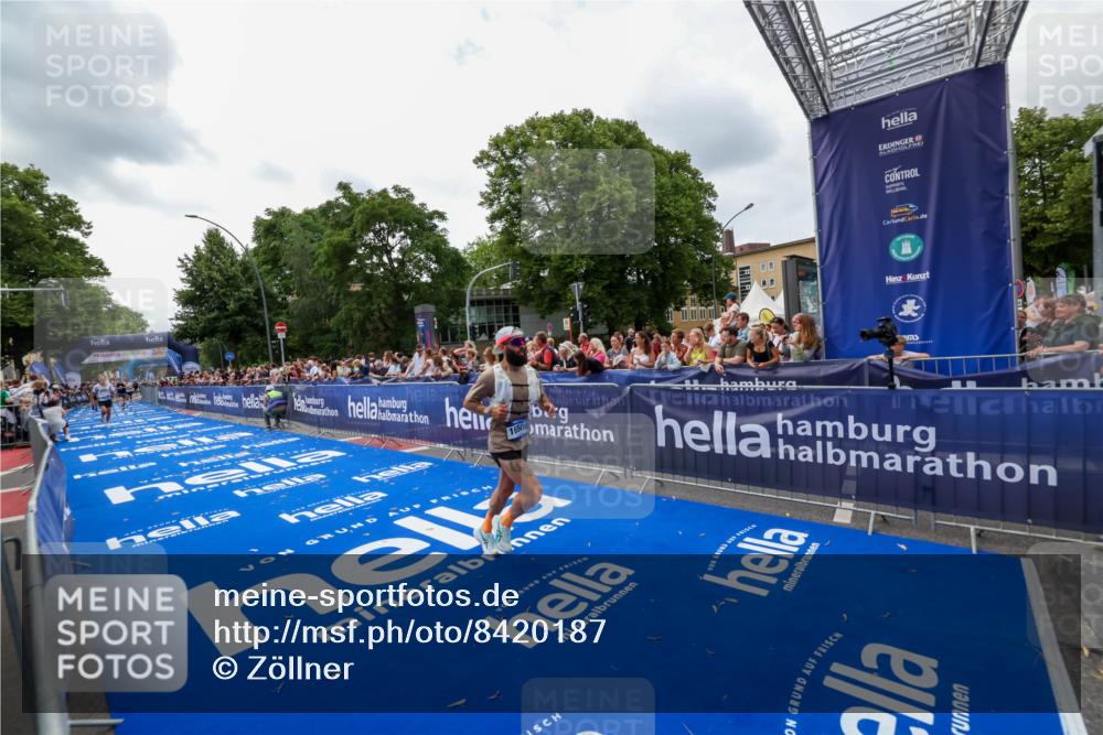 29.06.2025 - hella hamburg halbmarathon Zöllner http://msf.ph/oto/8420187 29.06.2025 10:31:06 Ziel 5826, 10929, 16508 meine-sportfotos.de