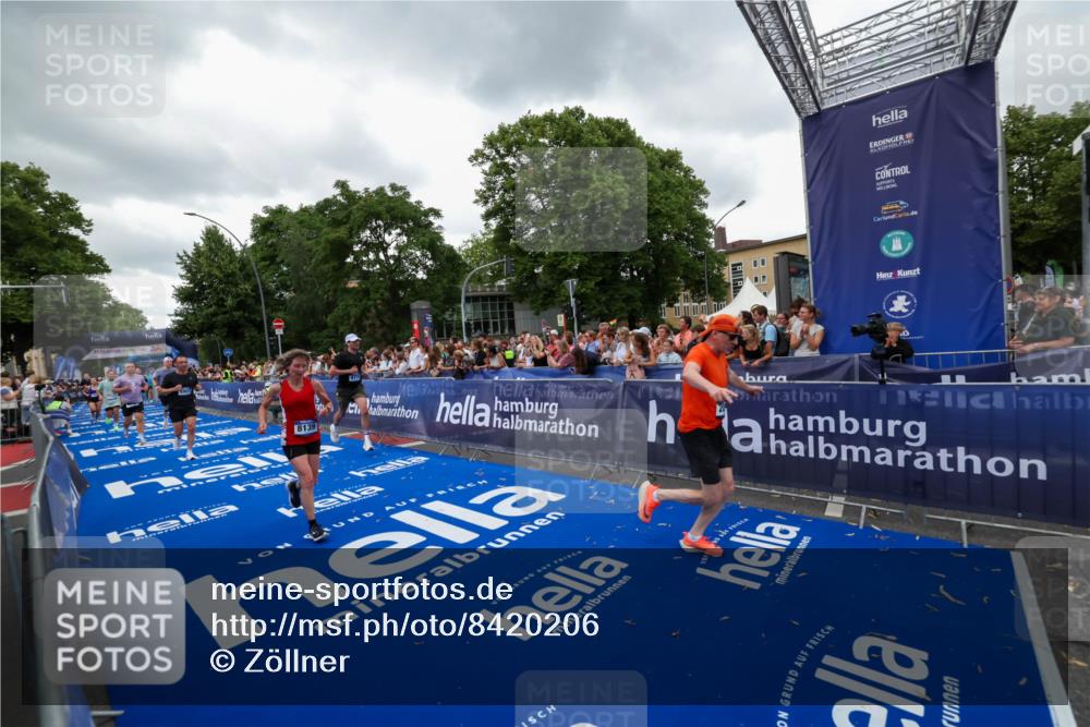 29.06.2025 - hella hamburg halbmarathon Zöllner http://msf.ph/oto/8420206 29.06.2025 10:53:02 Ziel 2099, 3334, 4770, 5907, 7509, 8139, 8587, 9093, 10724, 12155, 12367, 12519, 12910, 14791, 15430, 18590, 18720 meine-sportfotos.de