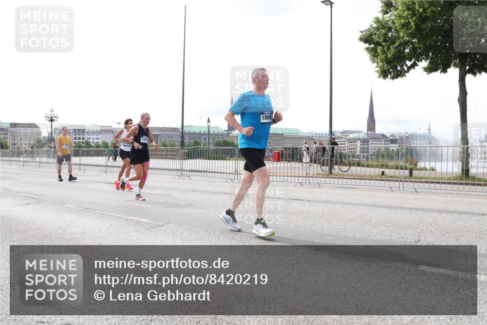 29.06.2025 - hella hamburg halbmarathon Lena Gebhardt http://msf.ph/oto/8420219 29.06.2025 10:27:33 Lombardsbrücke 1880, 5707, 18097, 1530, 2080, 2306, 2775, 3389, 4372, 5177, 5285, 5495, 5707, 5825, 6214, 6259, 7234, 7314, 7764, 7944, 7978, 8085, 8281, 9349, 9688, 10077, 10158, 10412, 10413, 11256, 11766, 12500, 13043, 14020, 14021, 14206, 15108, 15641, 16838, 17049, 17427, 17445, 17791, 18012, 18097, 18301, 18626, 18766, 18976 meine-sportfotos.de