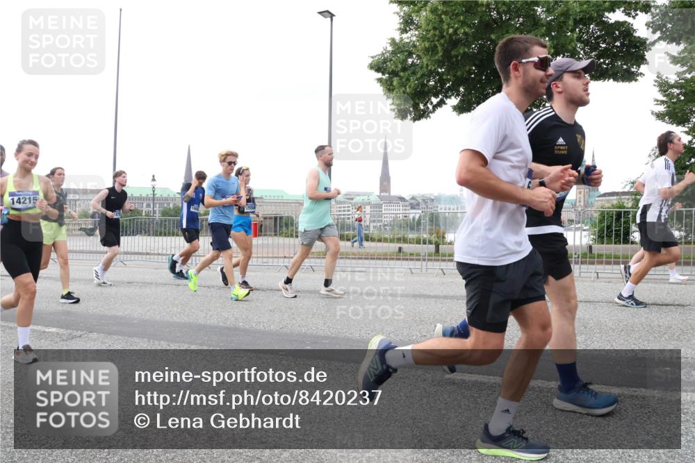 29.06.2025 - hella hamburg halbmarathon Lena Gebhardt http://msf.ph/oto/8420237 29.06.2025 10:52:23 Lombardsbrücke 14215, 1866, 12558, 1418, 1826, 1978, 2362, 2420, 2528, 2983, 3038, 3140, 3645, 4087, 4273, 4436, 4591, 4598, 4606, 4815, 5062, 5262, 5360, 6386, 6403, 6404, 6406, 6456, 6671, 6985, 7511, 7682, 7690, 7691, 7735, 7812, 8194, 8196, 8250, 8251, 8621, 9068, 9070, 9103, 9368, 9460, 9730, 9731, 10080, 10296, 10342, 10392, 10533, 10634, 10673, 10884, 10928, 11084, 11101, 11126, 11127, 11297, 11375, 11736, 11899, 11974, 12546, 12558 meine-sportfotos.de