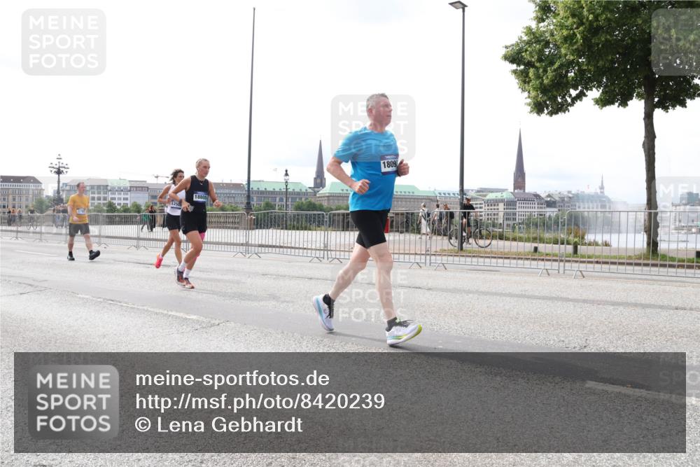 29.06.2025 - hella hamburg halbmarathon Lena Gebhardt http://msf.ph/oto/8420239 29.06.2025 10:27:33 Lombardsbrücke 18805, 18097, 1530, 2080, 2306, 2775, 3389, 4372, 5177, 5285, 5495, 5707, 5825, 6214, 6259, 7234, 7314, 7764, 7944, 7978, 8085, 8281, 9349, 9688, 10077, 10158, 10412, 10413, 11256, 11766, 12500, 13043, 14020, 14021, 14206, 15108, 15641, 16838, 17049, 17427, 17445, 17791, 18012, 18097, 18301, 18626, 18766, 18976 meine-sportfotos.de