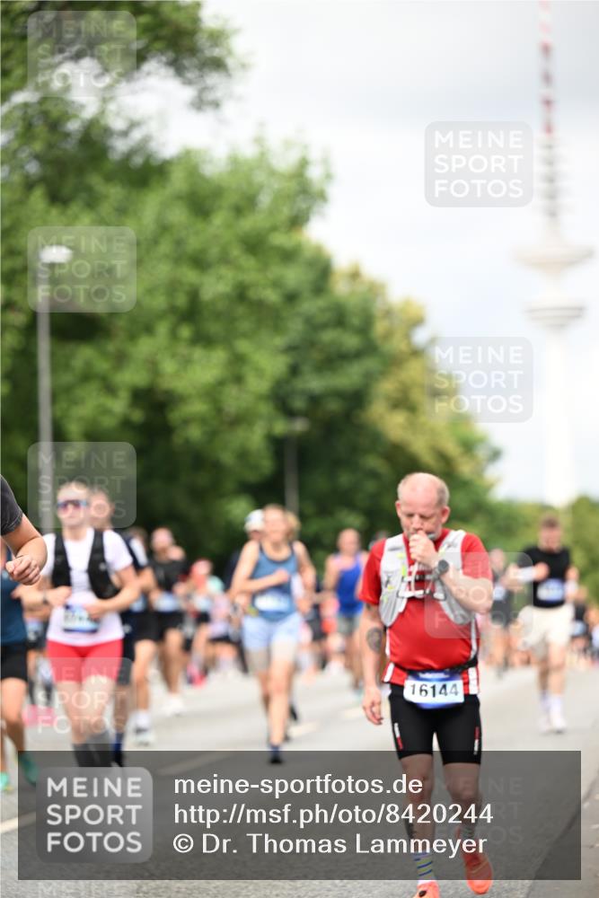 29.06.2025 - hella hamburg halbmarathon Dr. Thomas Lammeyer http://msf.ph/oto/8420244 29.06.2025 10:46:51 Kennedybrücke 1039, 1752, 2069, 2134, 2509, 2974, 3276, 3326, 3378, 3568, 4385, 4680, 4735, 4736, 5419, 5671, 6136, 6440, 6828, 7022, 7023, 7040, 7043, 7260, 7357, 7666, 8014, 8525, 8526, 9644, 9980, 10532, 10623, 10842, 11074, 11075, 11331 meine-sportfotos.de