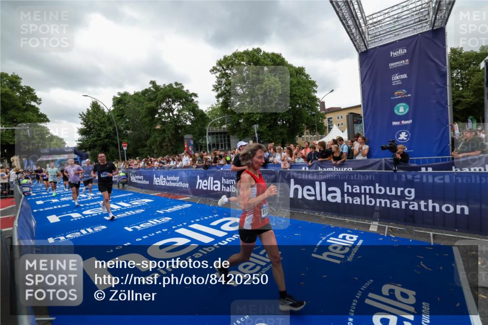 29.06.2025 - hella hamburg halbmarathon Zöllner http://msf.ph/oto/8420250 29.06.2025 10:53:03 Ziel 3258, 3334, 4770, 5907, 7509, 8139, 8587, 9093, 12155, 12367, 12519, 12910, 14791, 15430, 18590, 18720 meine-sportfotos.de