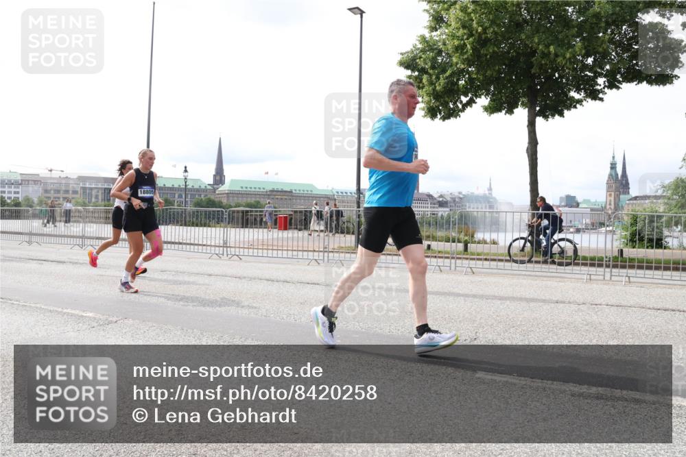 29.06.2025 - hella hamburg halbmarathon Lena Gebhardt http://msf.ph/oto/8420258 29.06.2025 10:27:34 Lombardsbrücke 18805, 1530, 2080, 2306, 2775, 3389, 4372, 5177, 5285, 5707, 5825, 6214, 6259, 7234, 7314, 7764, 7944, 7978, 8085, 8281, 9349, 9688, 10077, 10158, 10412, 10413, 11256, 11766, 12500, 12823, 13043, 14020, 14021, 14206, 15607, 15641, 16569, 16804, 16838, 17427, 17445, 17791, 18012, 18097, 18301, 18626, 18766, 18976 meine-sportfotos.de