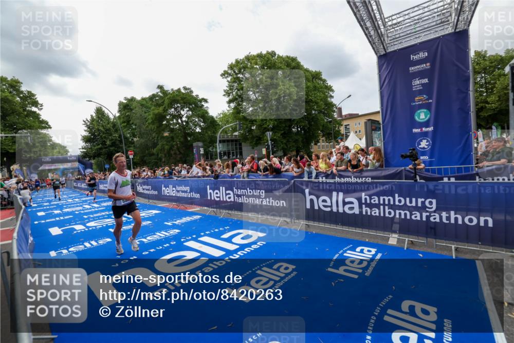 29.06.2025 - hella hamburg halbmarathon Zöllner http://msf.ph/oto/8420263 29.06.2025 10:31:11 Ziel 3201, 5826, 10929, 13754, 18177 meine-sportfotos.de