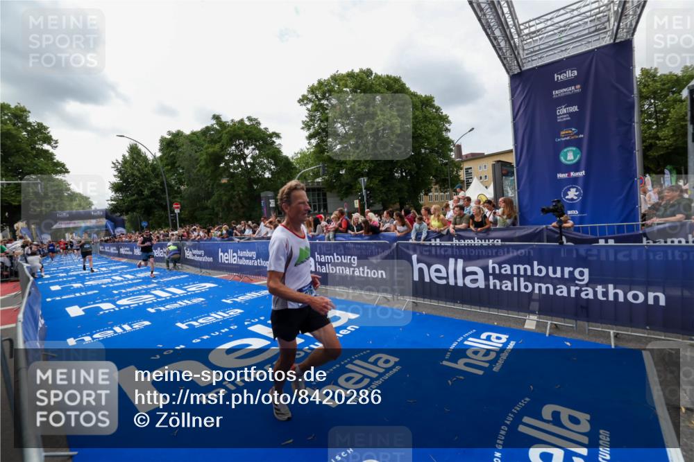 29.06.2025 - hella hamburg halbmarathon Zöllner http://msf.ph/oto/8420286 29.06.2025 10:31:11 Ziel 3201, 5826, 10929, 13754, 18177 meine-sportfotos.de