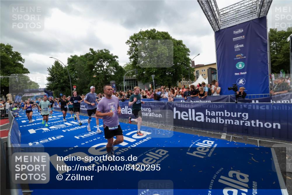 29.06.2025 - hella hamburg halbmarathon Zöllner http://msf.ph/oto/8420295 29.06.2025 10:53:05 Ziel 2208, 3059, 3258, 3334, 4121, 5907, 7509, 7864, 8587, 9093, 9537, 12155, 12367, 12519, 12910, 14323, 14791, 15430, 18590, 18720, 19208 meine-sportfotos.de