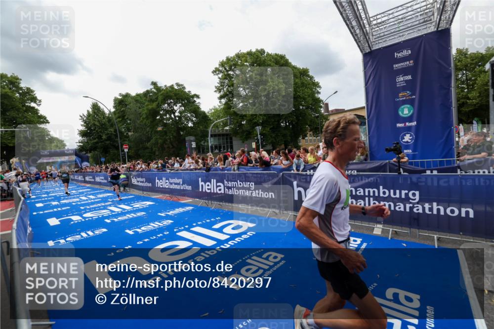 29.06.2025 - hella hamburg halbmarathon Zöllner http://msf.ph/oto/8420297 29.06.2025 10:31:12 Ziel 3201, 5826, 10017, 10929, 13754, 18177 meine-sportfotos.de
