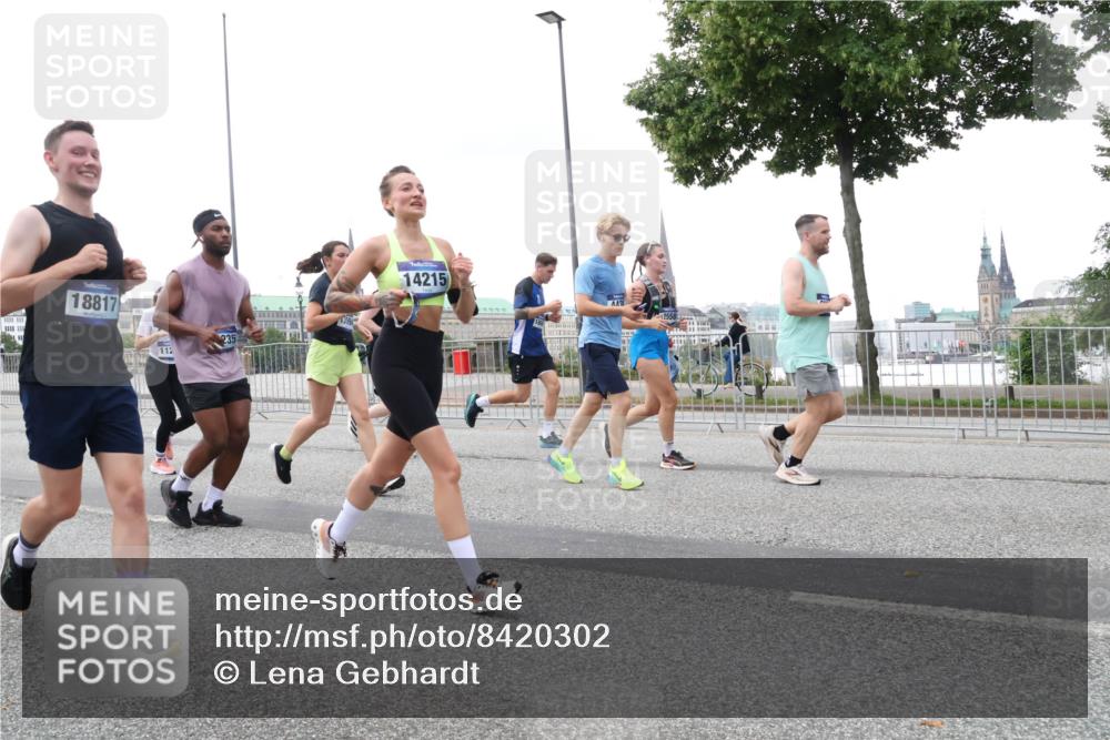 29.06.2025 - hella hamburg halbmarathon Lena Gebhardt http://msf.ph/oto/8420302 29.06.2025 10:52:24 Lombardsbrücke 18817, 112, 235, 14215, 2558, 1418, 1826, 1978, 2362, 2420, 2528, 2983, 3038, 3140, 3645, 4087, 4273, 4436, 4591, 4598, 4606, 4815, 5062, 5262, 5360, 6386, 6403, 6404, 6406, 6456, 6671, 6985, 7511, 7682, 7690, 7691, 7735, 7812, 8194, 8196, 8250, 8251, 8621, 9068, 9070, 9103, 9368, 9460, 9730, 9731, 10080, 10296, 10342, 10392, 10533, 10600, 10634, 10673, 10884, 10928, 11084, 11126, 11127, 11297, 11375, 11736, 11899, 11974, 12546, 12558 meine-sportfotos.de
