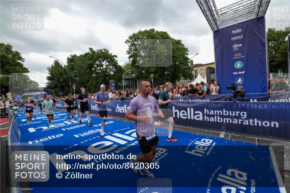 29.06.2025 - hella hamburg halbmarathon Zöllner http://msf.ph/oto/8420305 29.06.2025 10:53:05 Ziel 2208, 3059, 3258, 3334, 4121, 5907, 7509, 7864, 8587, 9093, 9537, 12155, 12367, 12519, 12910, 14323, 14791, 15430, 18590, 18720, 19208 meine-sportfotos.de