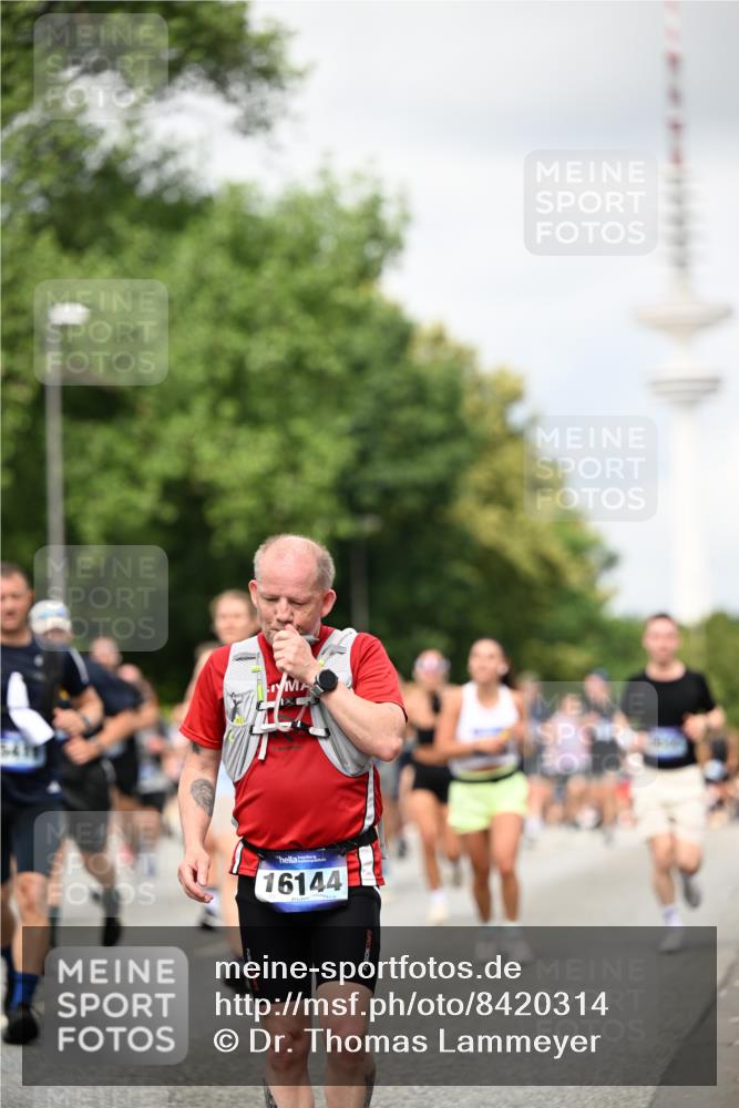 29.06.2025 - hella hamburg halbmarathon Dr. Thomas Lammeyer http://msf.ph/oto/8420314 29.06.2025 10:46:53 Kennedybrücke 1360, 1752, 1994, 2069, 2134, 2509, 3276, 3326, 3378, 3568, 3874, 4385, 4680, 4735, 4736, 5419, 6136, 6440, 6828, 7022, 7023, 7040, 7043, 7260, 7357, 7477, 7666, 8014, 8525, 8526, 9644, 9980, 10532, 10623, 10842, 11074, 11075, 11331 meine-sportfotos.de