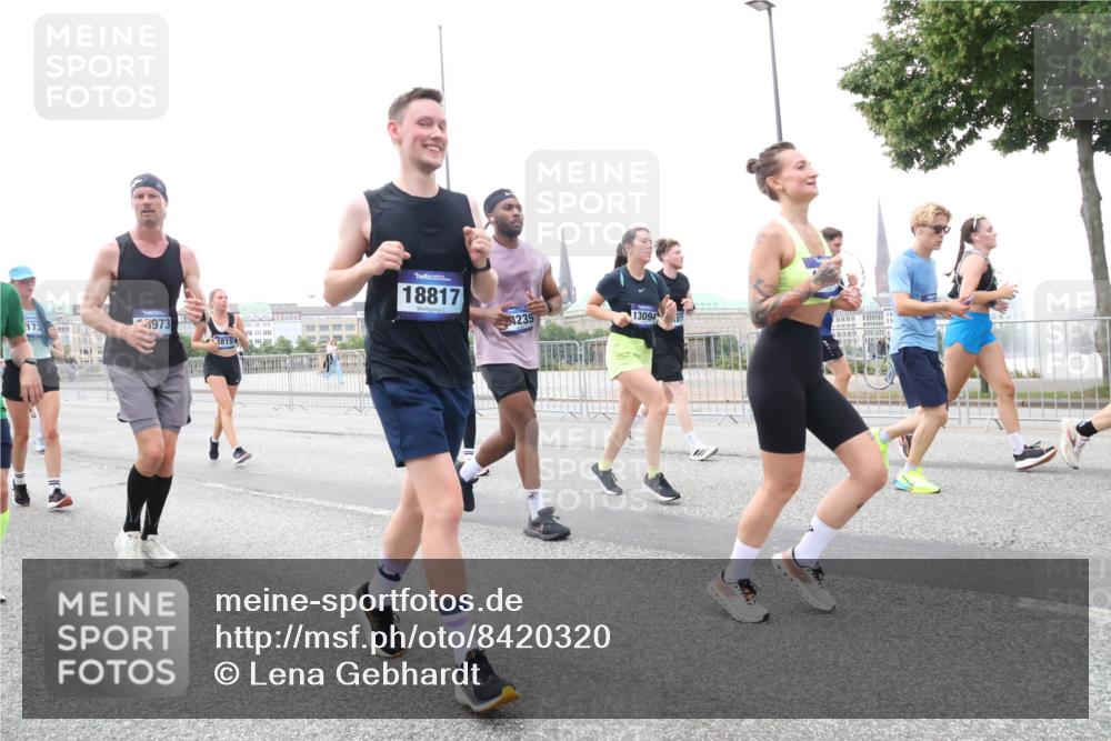 29.06.2025 - hella hamburg halbmarathon Lena Gebhardt http://msf.ph/oto/8420320 29.06.2025 10:52:24 Lombardsbrücke 173, 973, 1815, 18817, 4235, 13094, 1418, 1826, 1978, 2362, 2420, 2528, 2983, 3038, 3140, 3645, 4087, 4273, 4436, 4591, 4598, 4606, 4815, 5062, 5262, 5360, 6386, 6403, 6404, 6406, 6456, 6671, 6985, 7511, 7682, 7690, 7691, 7735, 7812, 8194, 8196, 8250, 8251, 8621, 9068, 9070, 9103, 9368, 9460, 9730, 9731, 10080, 10296, 10342, 10392, 10533, 10600, 10634, 10673, 10884, 10928, 11084, 11126, 11127, 11297, 11375, 11736, 11899, 11974, 12546, 12558 meine-sportfotos.de