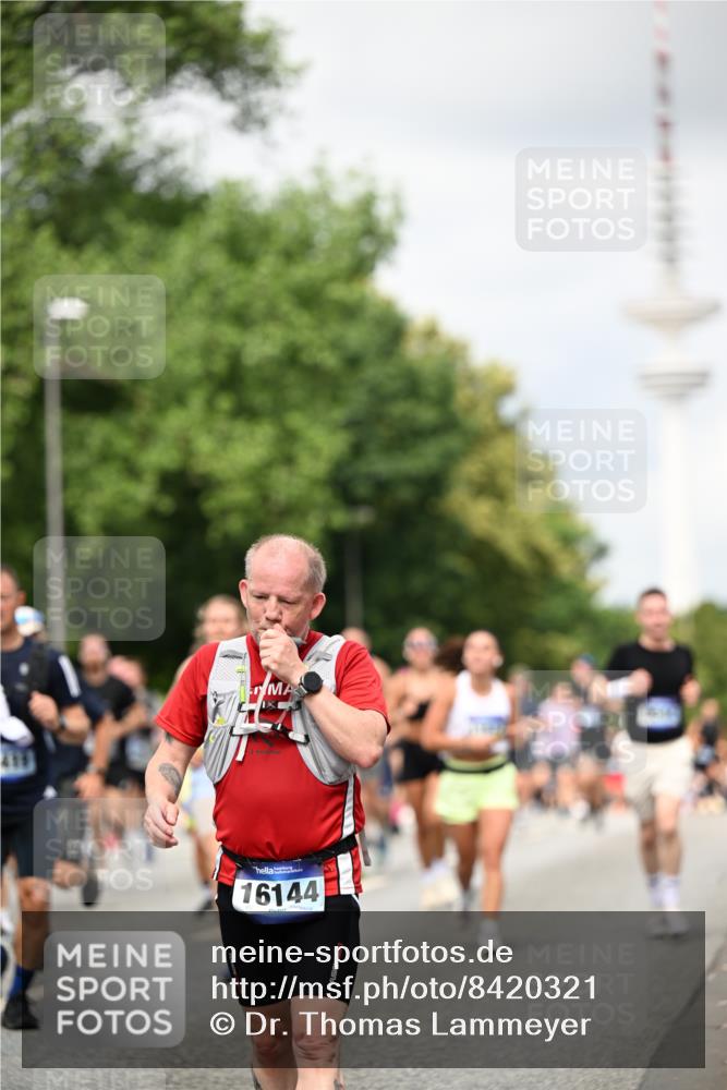 29.06.2025 - hella hamburg halbmarathon Dr. Thomas Lammeyer http://msf.ph/oto/8420321 29.06.2025 10:46:53 Kennedybrücke 1360, 1752, 1994, 2069, 2134, 2509, 3276, 3326, 3378, 3568, 3874, 4385, 4680, 4735, 4736, 5419, 6136, 6440, 6828, 7022, 7023, 7040, 7043, 7260, 7357, 7477, 7666, 8014, 8525, 8526, 9644, 9980, 10532, 10623, 10842, 11074, 11075, 11331 meine-sportfotos.de
