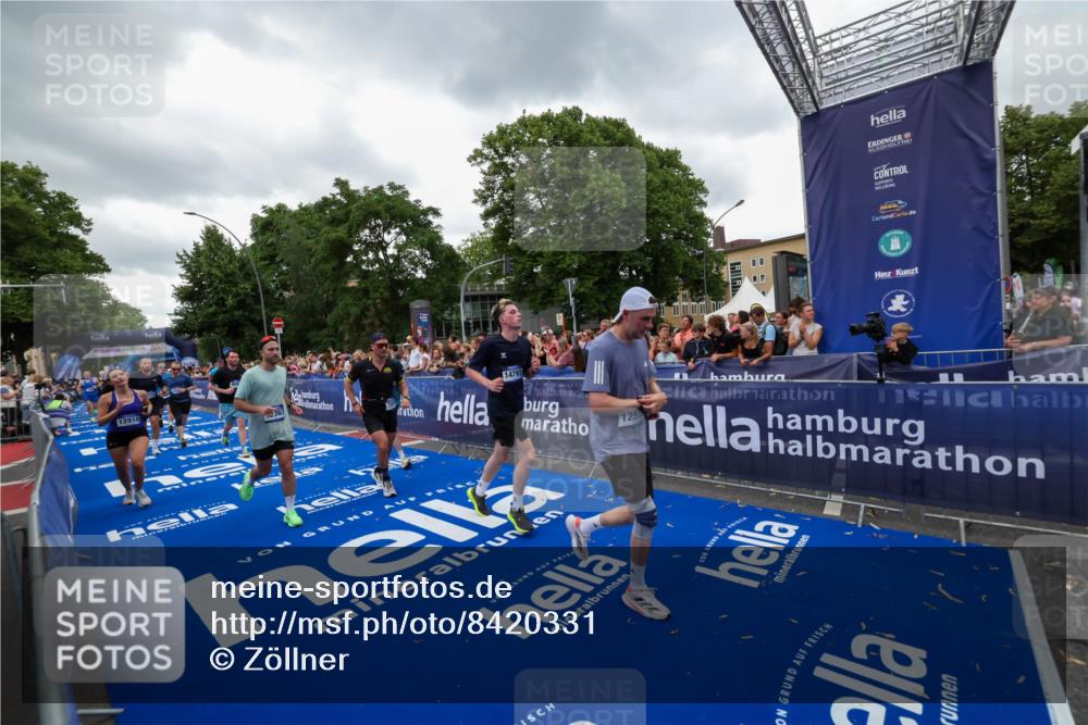 29.06.2025 - hella hamburg halbmarathon Zöllner http://msf.ph/oto/8420331 29.06.2025 10:53:06 Ziel 2208, 3059, 3258, 3334, 4121, 7509, 7864, 8587, 9093, 9537, 12155, 12367, 12519, 12910, 14323, 14791, 15430, 18590, 18720, 19208 meine-sportfotos.de