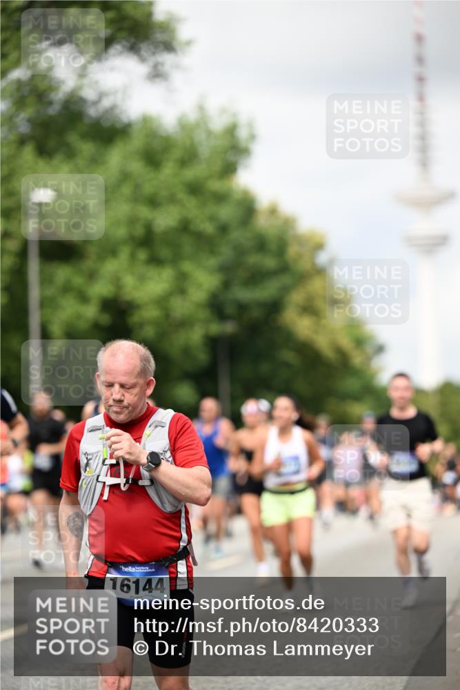 29.06.2025 - hella hamburg halbmarathon Dr. Thomas Lammeyer http://msf.ph/oto/8420333 29.06.2025 10:46:53 Kennedybrücke 1360, 1752, 1994, 2069, 2134, 2509, 3276, 3326, 3378, 3568, 3874, 4385, 4680, 4735, 4736, 5419, 6136, 6440, 6828, 7022, 7023, 7040, 7043, 7260, 7357, 7477, 7666, 8014, 8525, 8526, 9644, 9980, 10532, 10623, 10842, 11074, 11075, 11331 meine-sportfotos.de