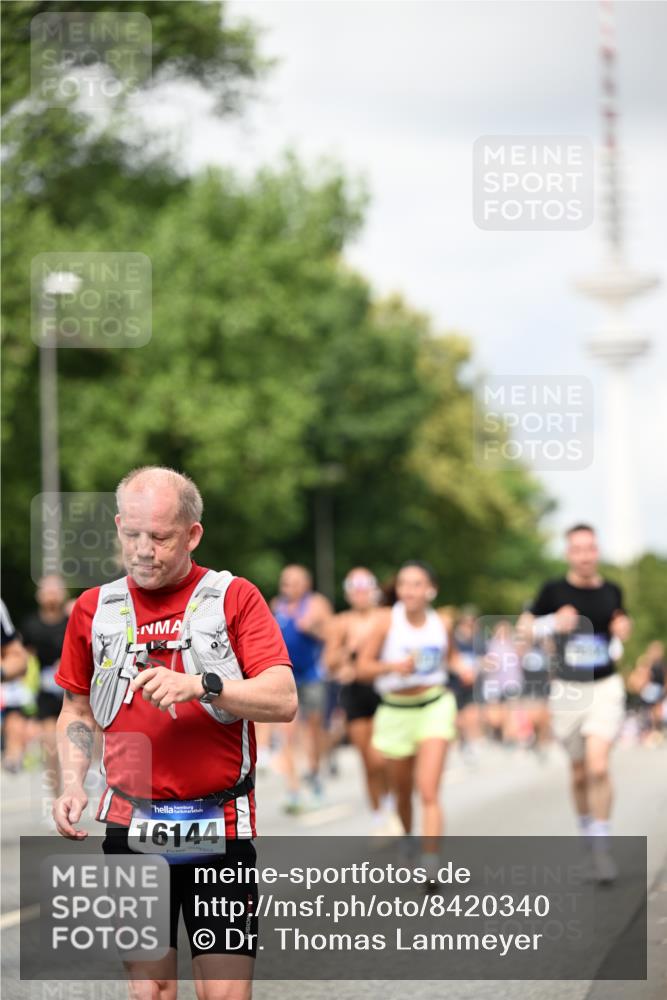 29.06.2025 - hella hamburg halbmarathon Dr. Thomas Lammeyer http://msf.ph/oto/8420340 29.06.2025 10:46:54 Kennedybrücke 1360, 1752, 1994, 2069, 2134, 2509, 3276, 3378, 3874, 4385, 4680, 4735, 4736, 5419, 6136, 6440, 6828, 6837, 7022, 7023, 7040, 7043, 7260, 7357, 7477, 7666, 8014, 8525, 8526, 9644, 9980, 10532, 10623, 10842, 11074, 11075, 11331 meine-sportfotos.de
